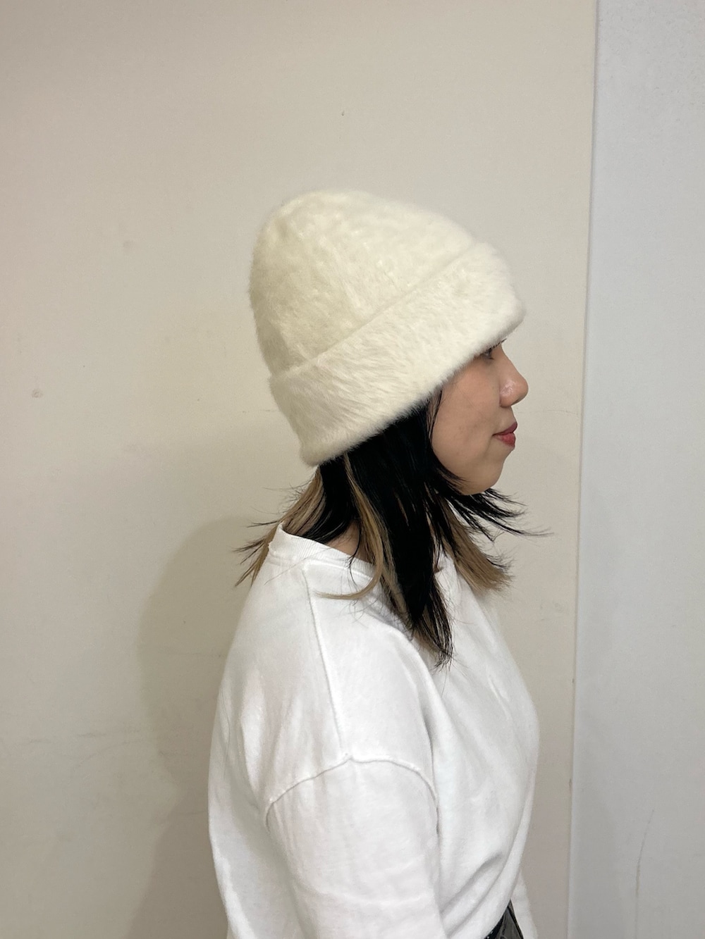 ホワイト系のニットキャップ/ビーニーを着用したレディースの秋コーディネートの3枚目の写真