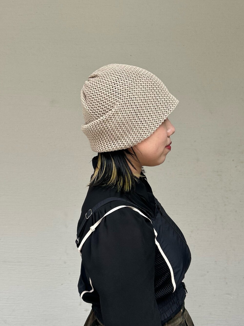 ベージュ系のニットキャップ/ビーニーを着用したレディースの春コーディネートの3枚目の写真