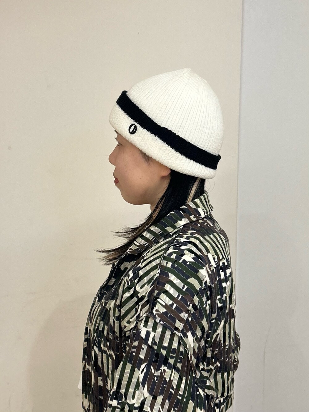 ホワイト系のニットキャップ/ビーニーを着用したレディースの秋コーディネートの3枚目の写真