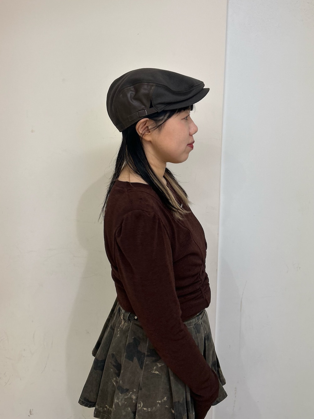 ブラウン系のハンチング/ベレー帽を着用したレディースの秋コーディネートの3枚目の写真