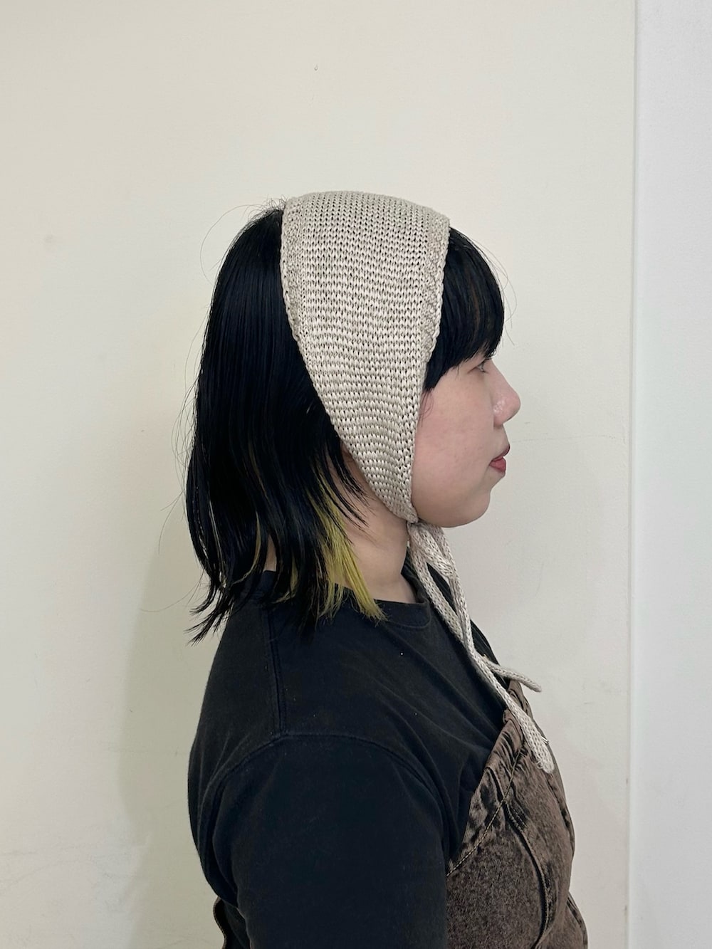 ベージュ系のヘアバンドを着用したレディースの春コーディネートの3枚目の写真