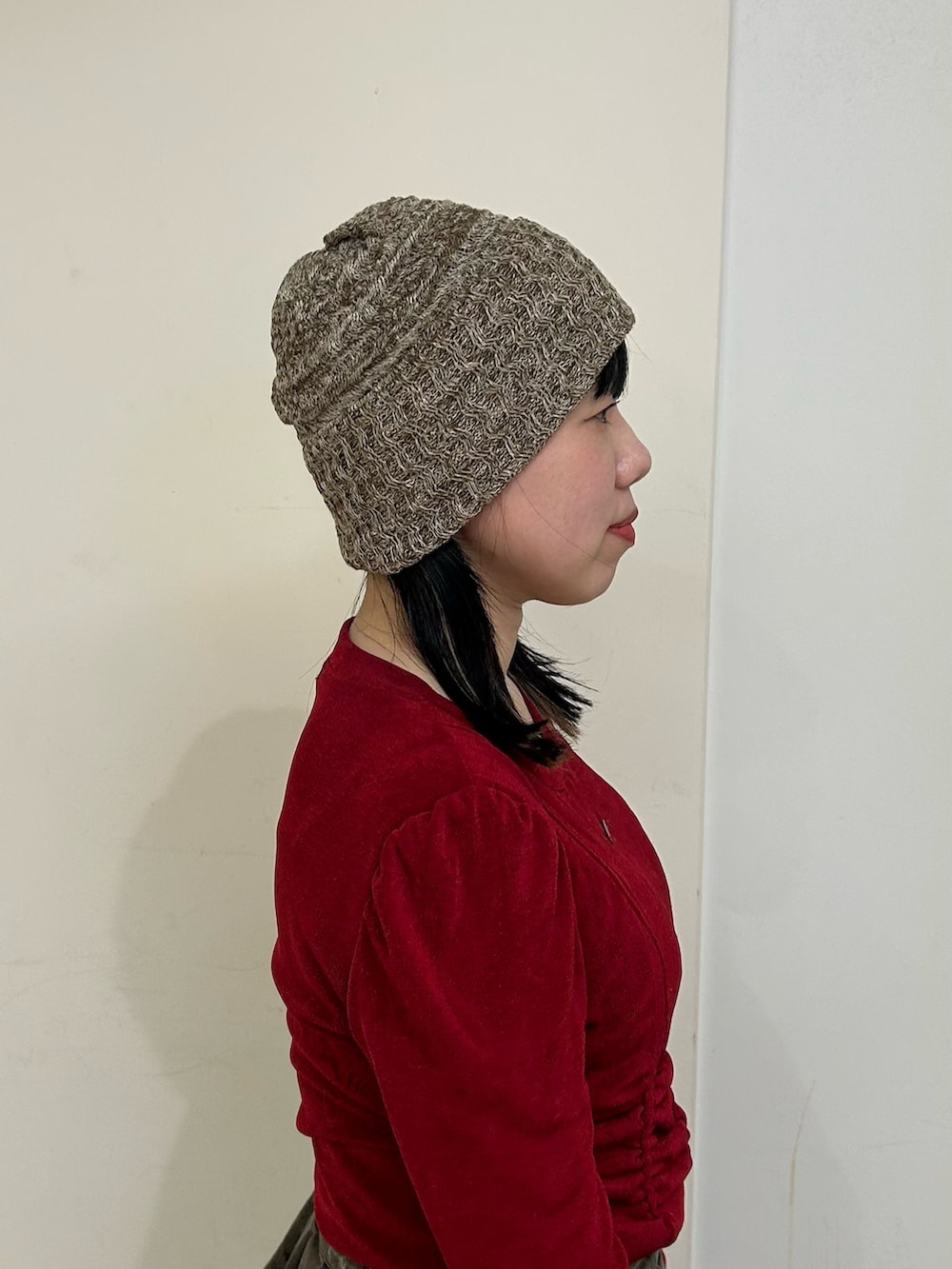 ベージュ系のニットキャップ/ビーニーを着用したレディースの春コーディネートの3枚目の写真