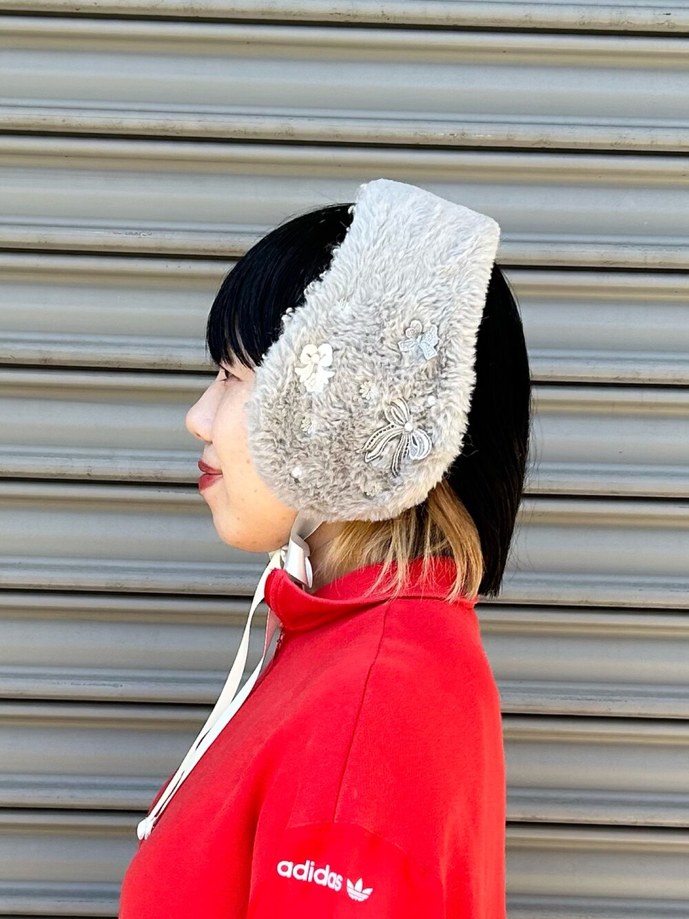 グレー系のイヤーマフを着用したレディースの秋コーディネートの3枚目の写真