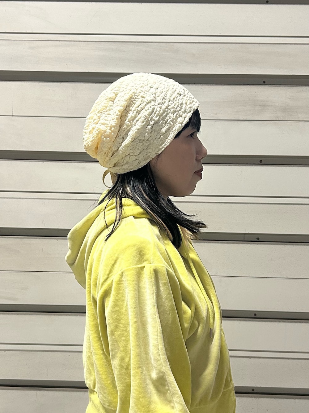 ベージュ系のニットキャップ/ビーニーを着用したレディースの春コーディネートの3枚目の写真