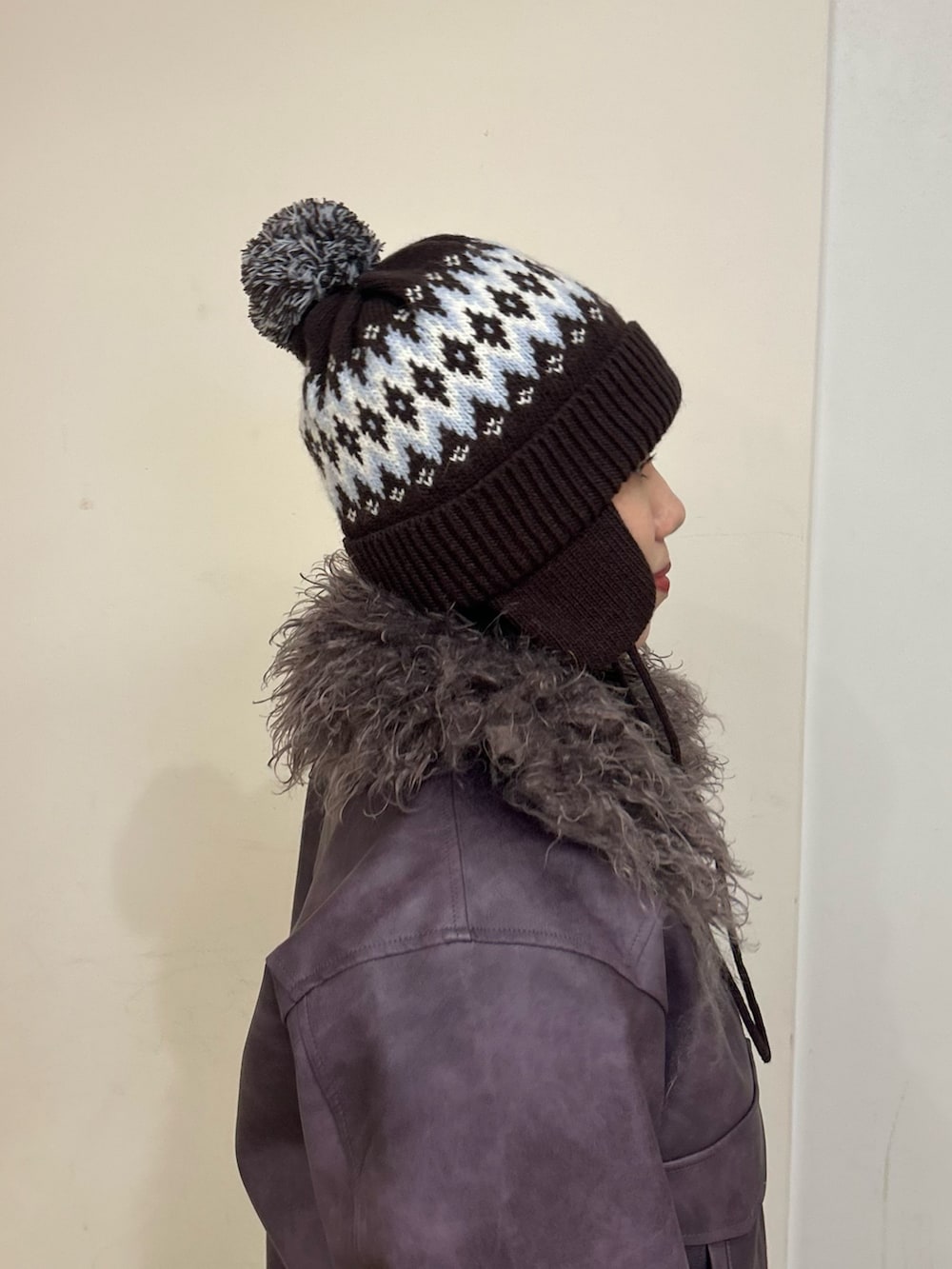 ブラウン系のニットキャップ/ビーニーを着用したレディースの秋コーディネートの3枚目の写真