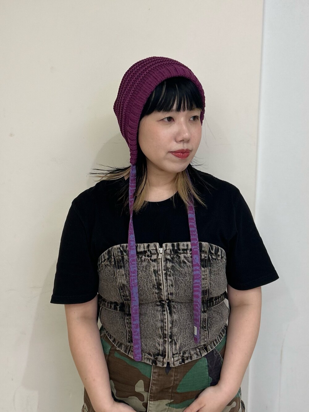 パープル系のニットキャップ/ビーニーを着用したレディースの夏コーディネートの2枚目の写真