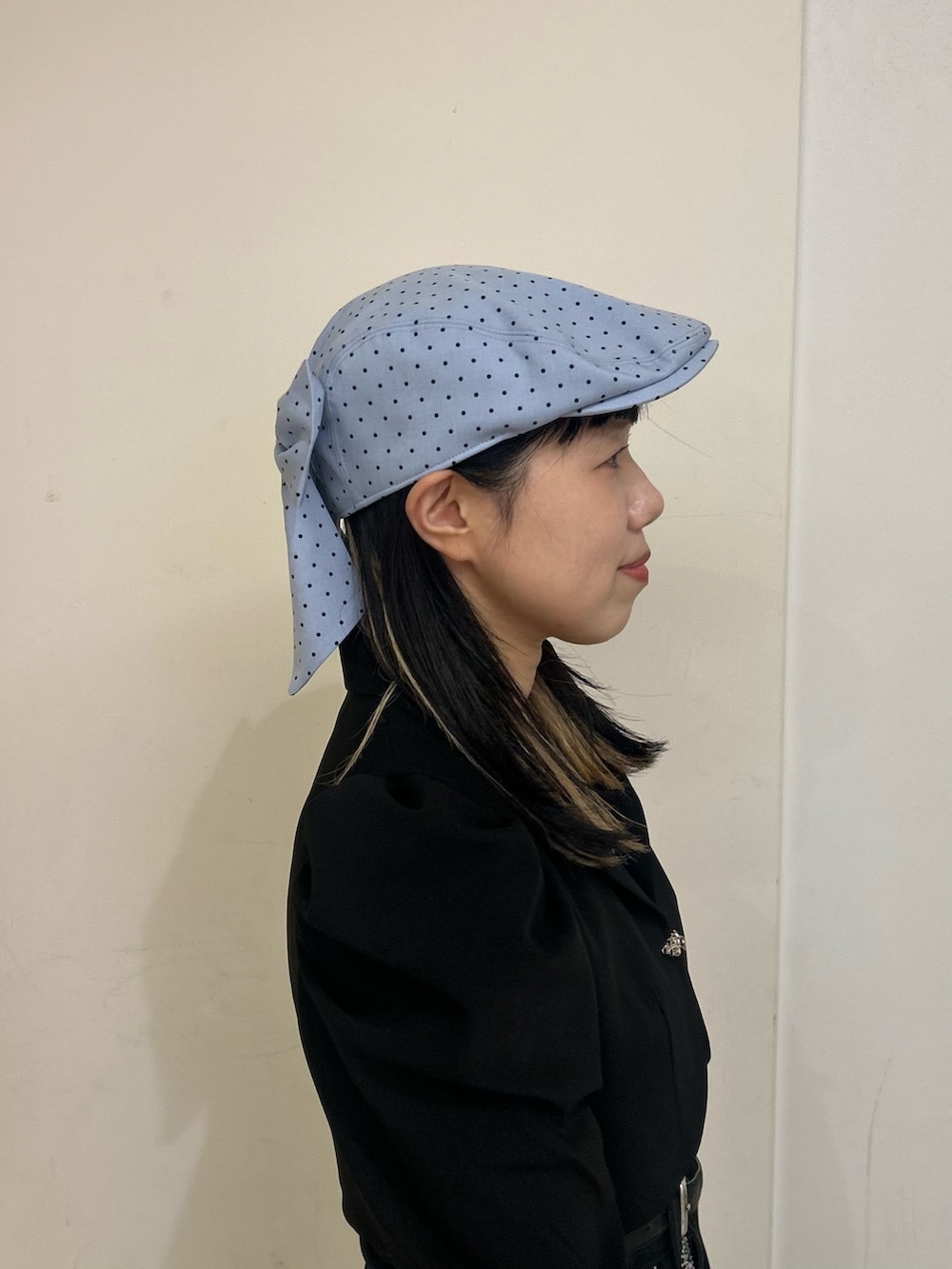 ブルー系のハンチング/ベレー帽を着用したレディースの春コーディネートの3枚目の写真