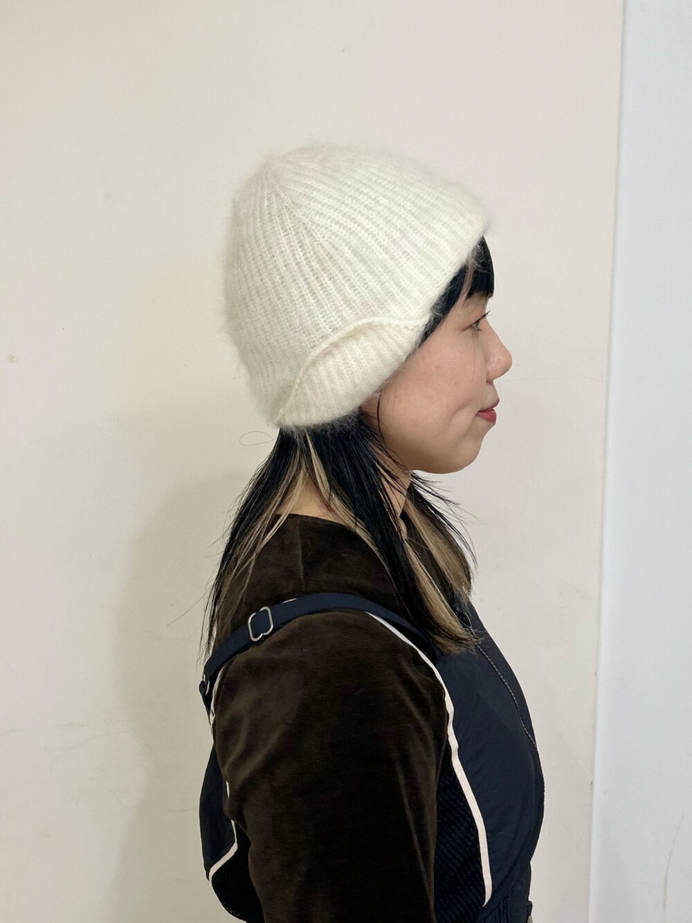 ホワイト系のニットキャップ/ビーニーを着用したレディースの秋コーディネートの3枚目の写真