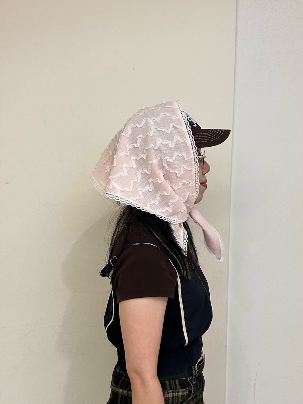 ピンク系のヘアバンドを着用したレディースの夏コーディネートの3枚目の写真