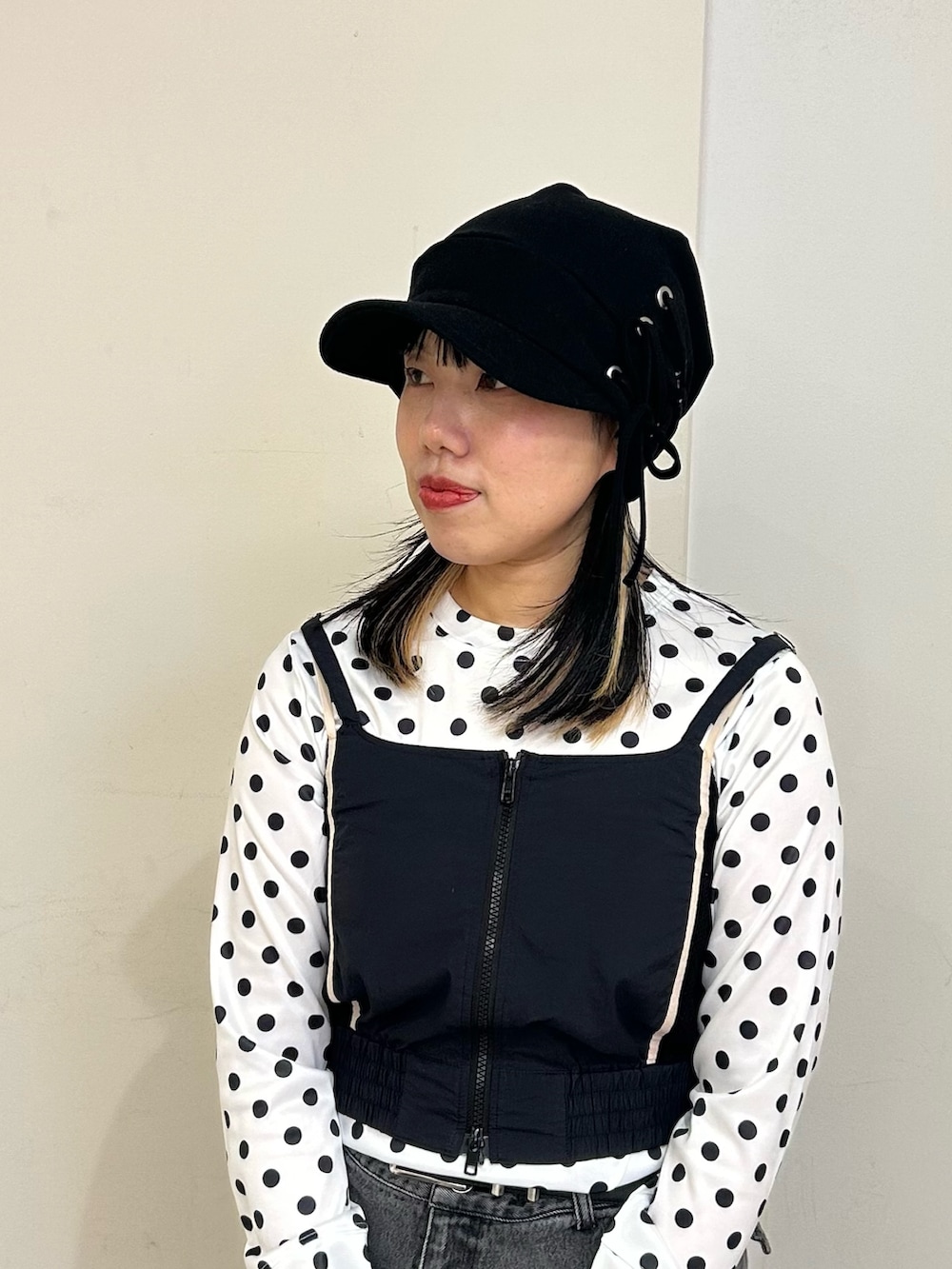 ブラック系のキャップを着用したレディースの春コーディネートの2枚目の写真