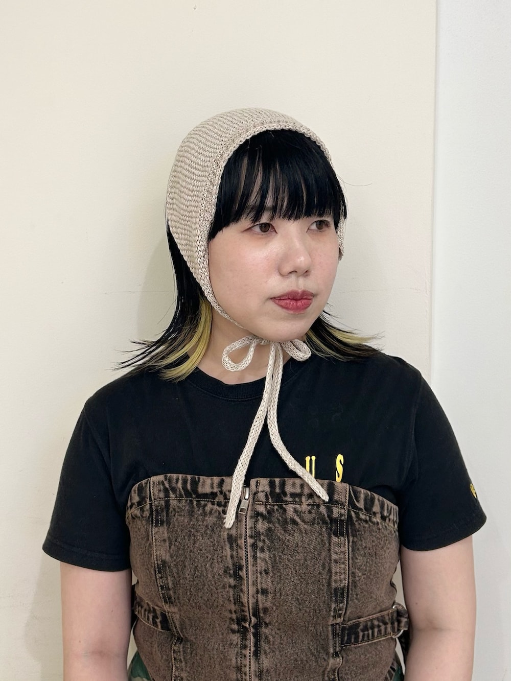 ベージュ系のヘアバンドを着用したレディースの春コーディネートの2枚目の写真