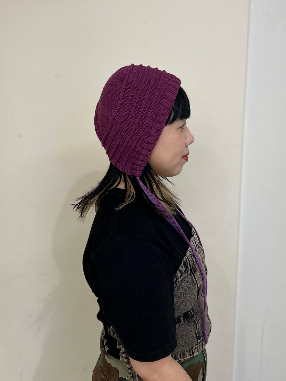 パープル系のニットキャップ/ビーニーを着用したレディースの夏コーディネートの3枚目の写真