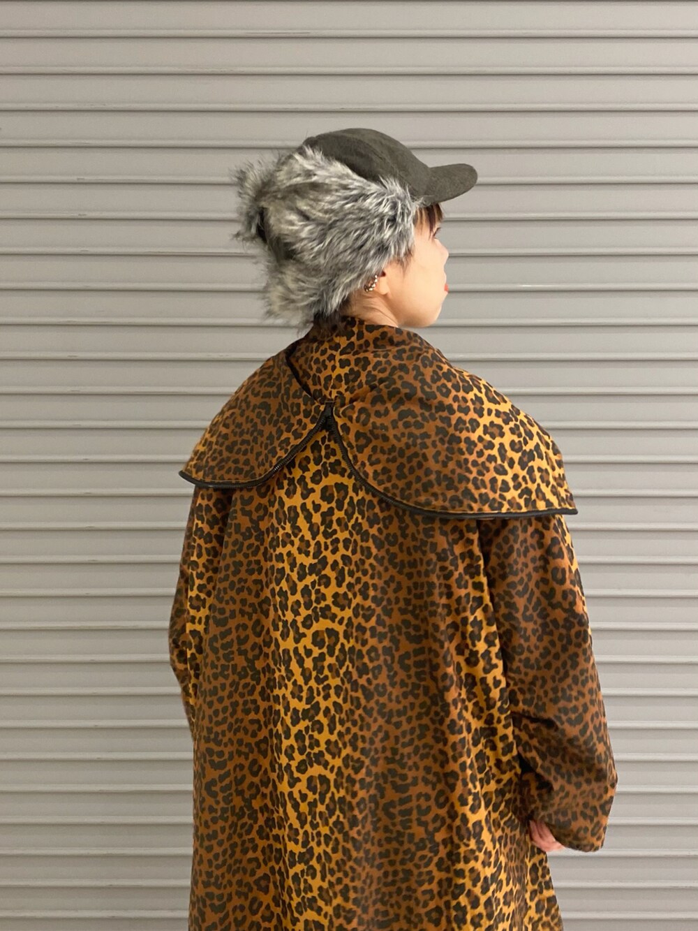 グレー系のキャップを着用したレディースの冬コーディネートの2枚目の写真