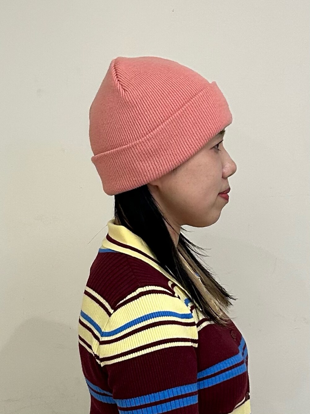 ピンク系のニットキャップ/ビーニーを着用したレディースの冬コーディネートの3枚目の写真
