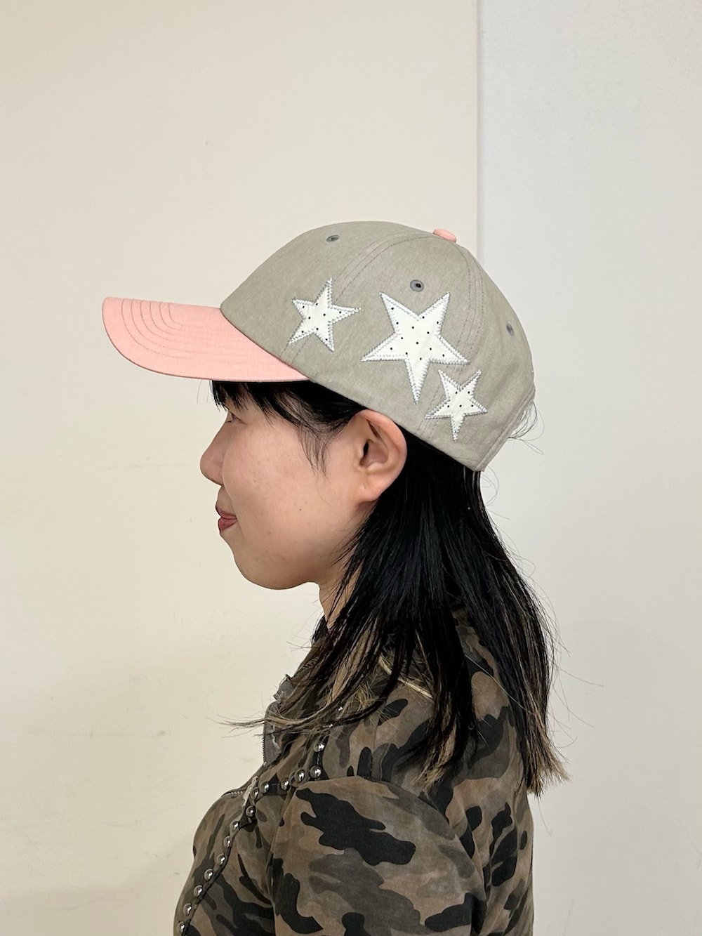 グレー系のキャップを着用したレディースの春コーディネートの3枚目の写真