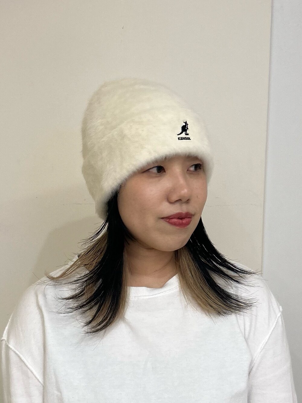 ホワイト系のニットキャップ/ビーニーを着用したレディースの秋コーディネートの2枚目の写真