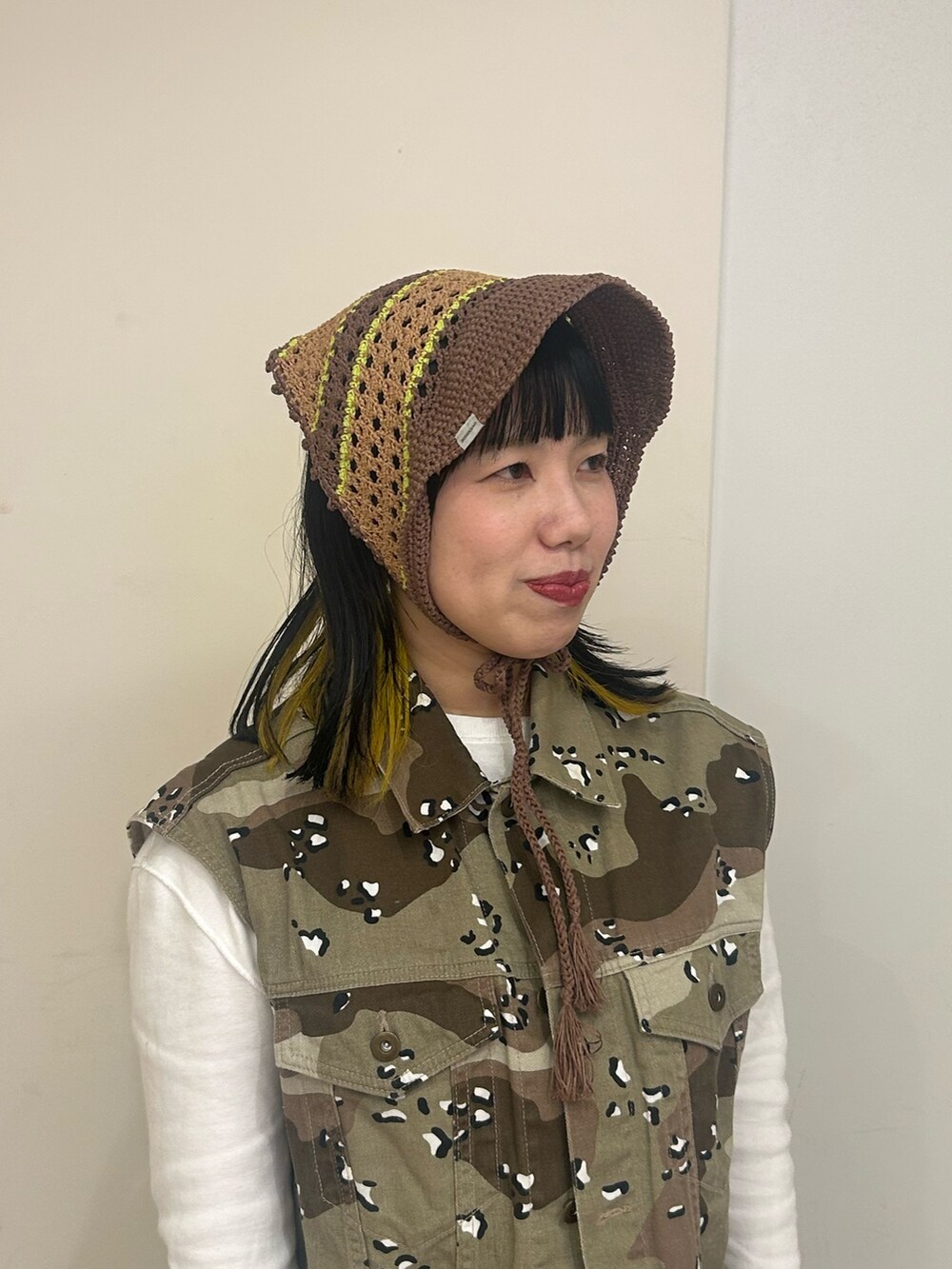 ブラウン系のキャップを着用したレディースの冬コーディネートの4枚目の写真