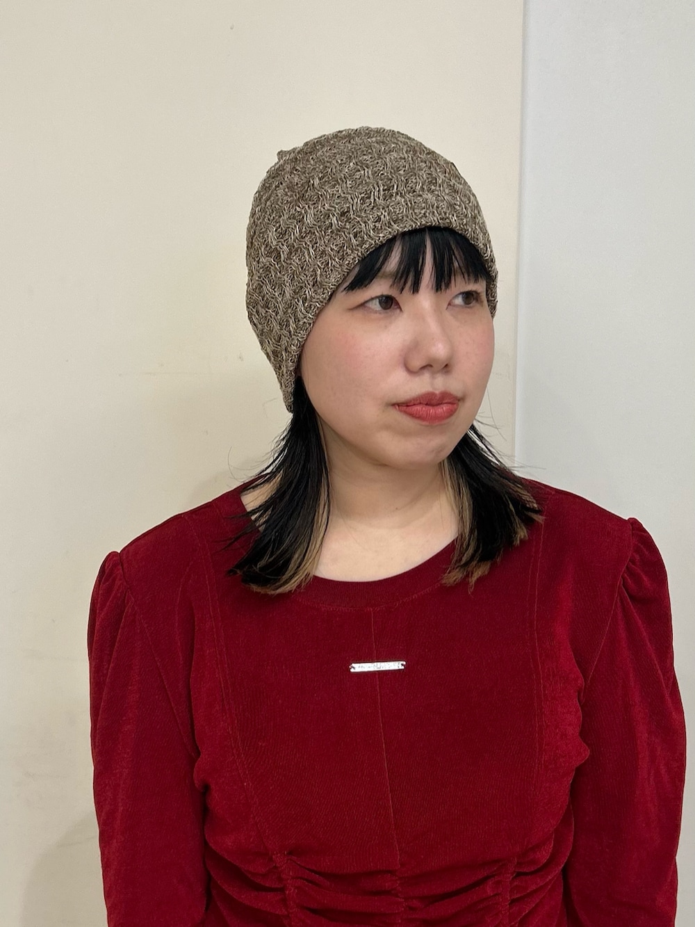 ベージュ系のニットキャップ/ビーニーを着用したレディースの春コーディネートの2枚目の写真