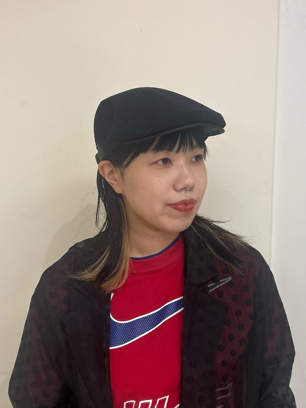 ブラック系のハンチング/ベレー帽を着用したレディースの秋コーディネートの2枚目の写真