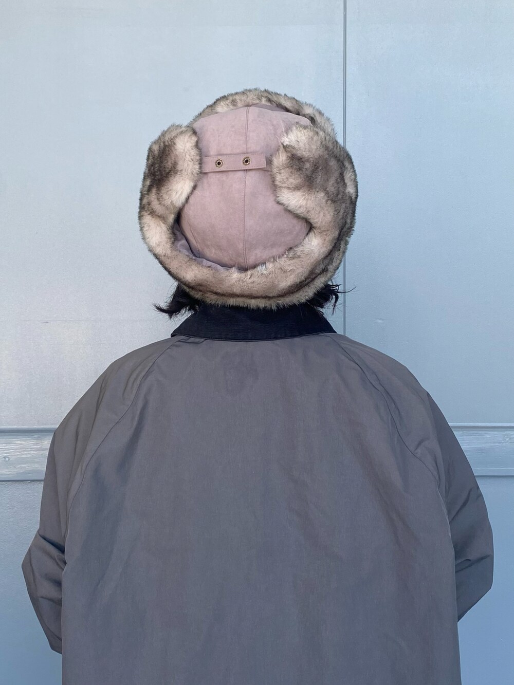 グレー系のキャップを着用したレディースの冬コーディネートの3枚目の写真