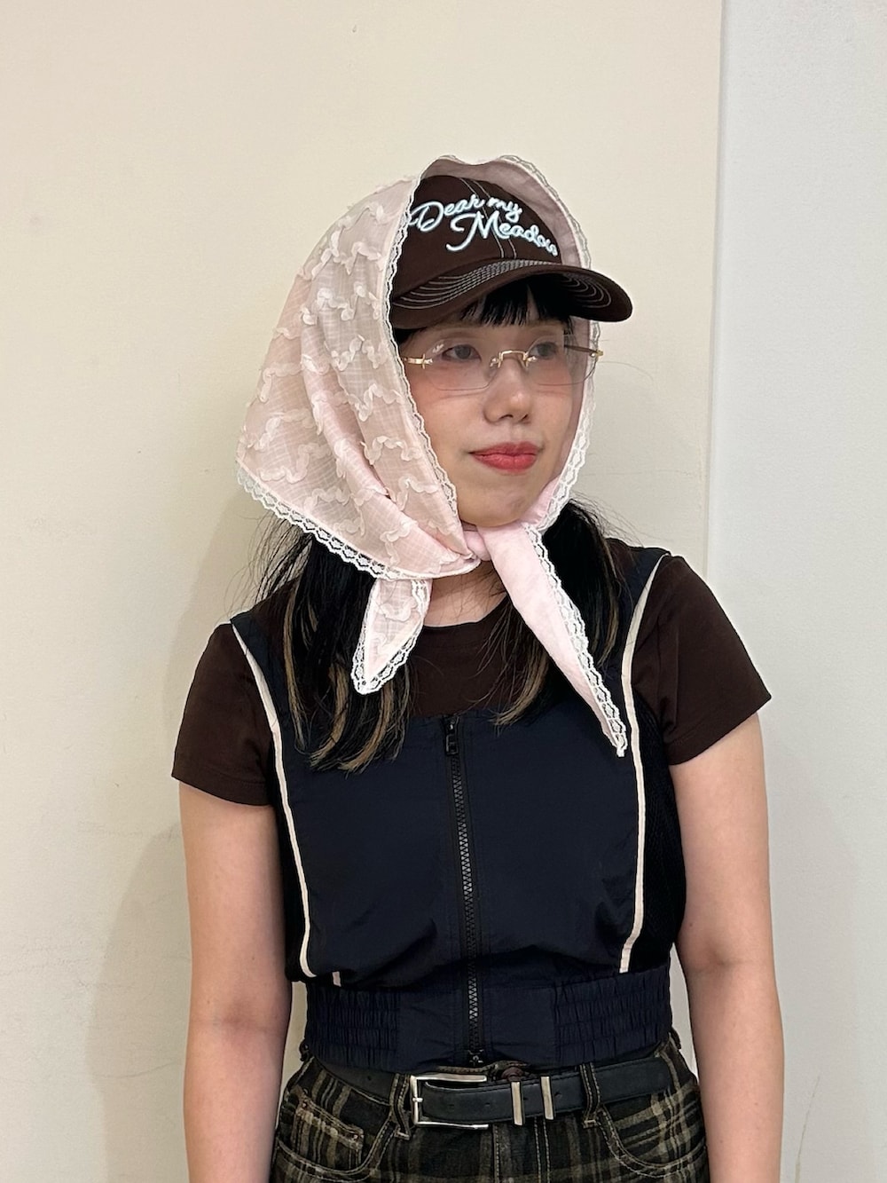 ピンク系のヘアバンドを着用したレディースの夏コーディネートの2枚目の写真