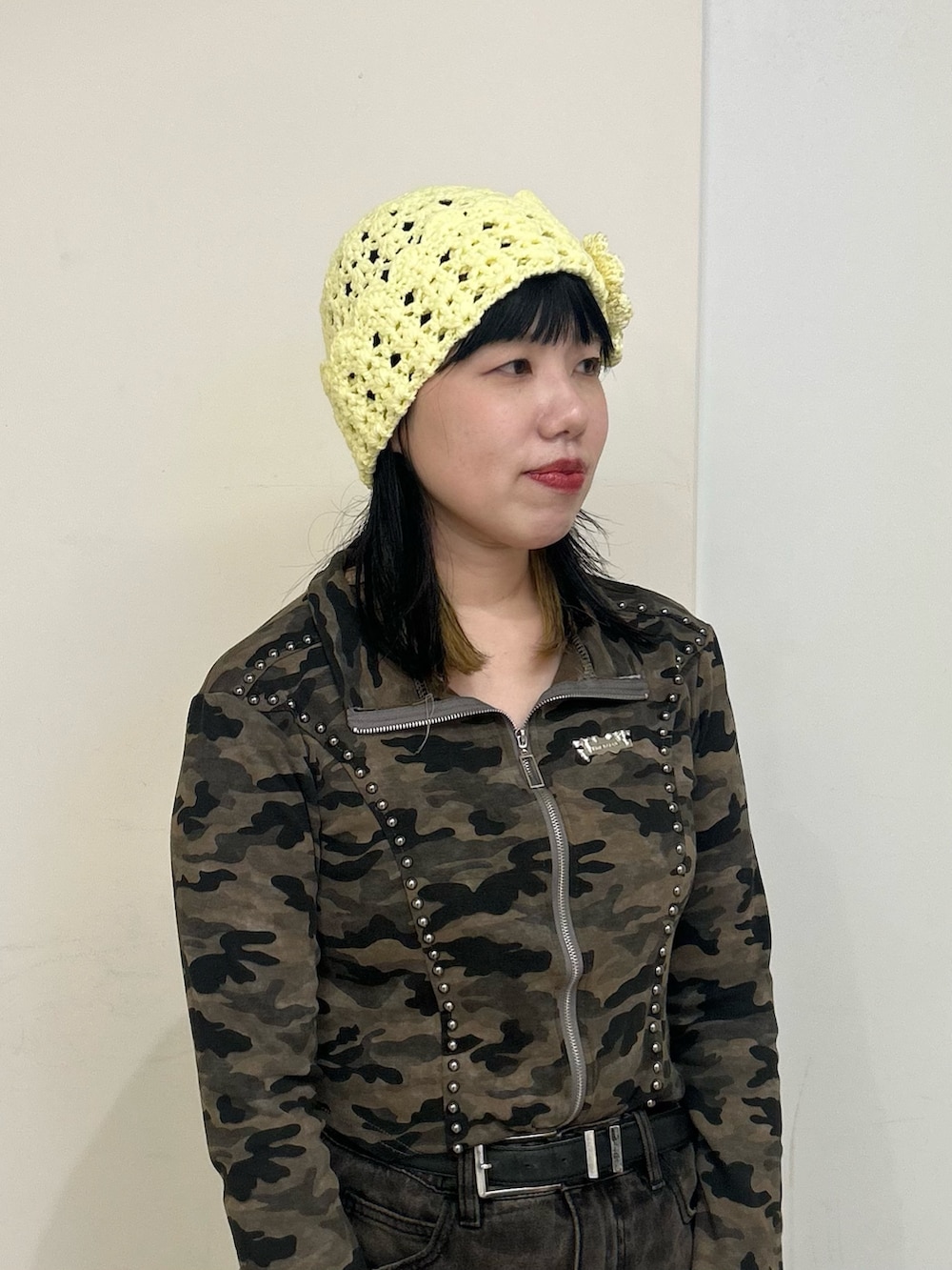 イエロー系のニットキャップ/ビーニーを着用したレディースの冬コーディネートの2枚目の写真