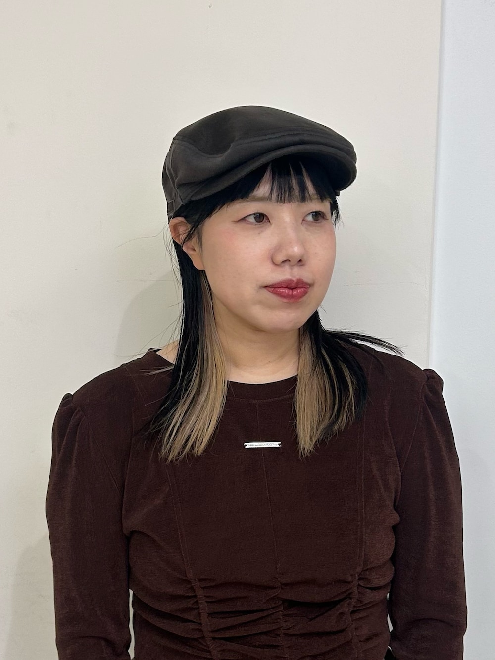 ブラウン系のハンチング/ベレー帽を着用したレディースの秋コーディネートの2枚目の写真