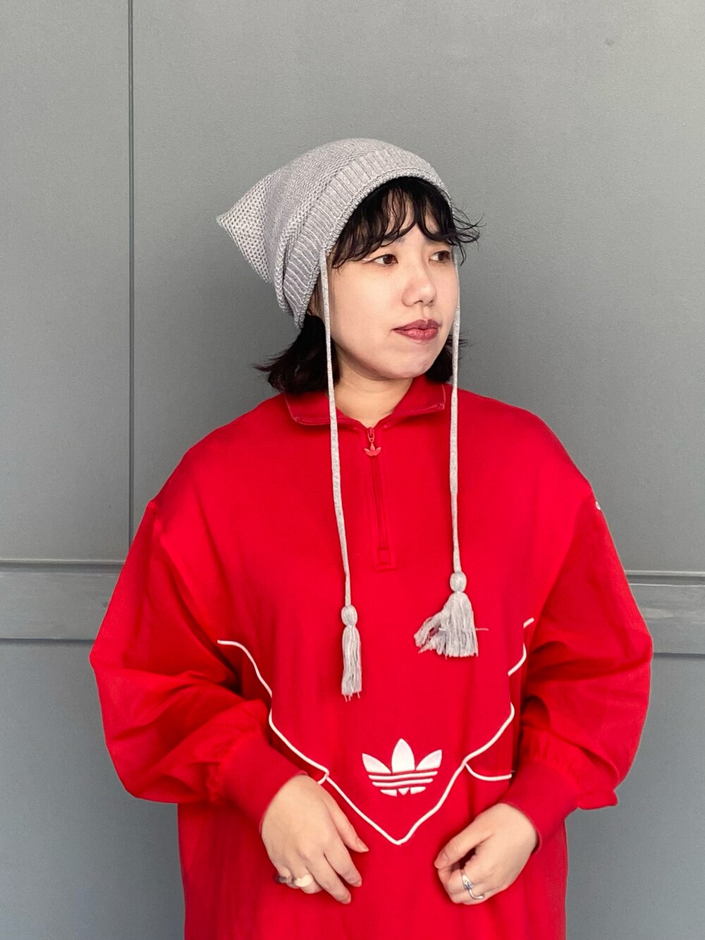 グレー系のニットキャップ/ビーニーを着用したレディースの冬コーディネートの2枚目の写真