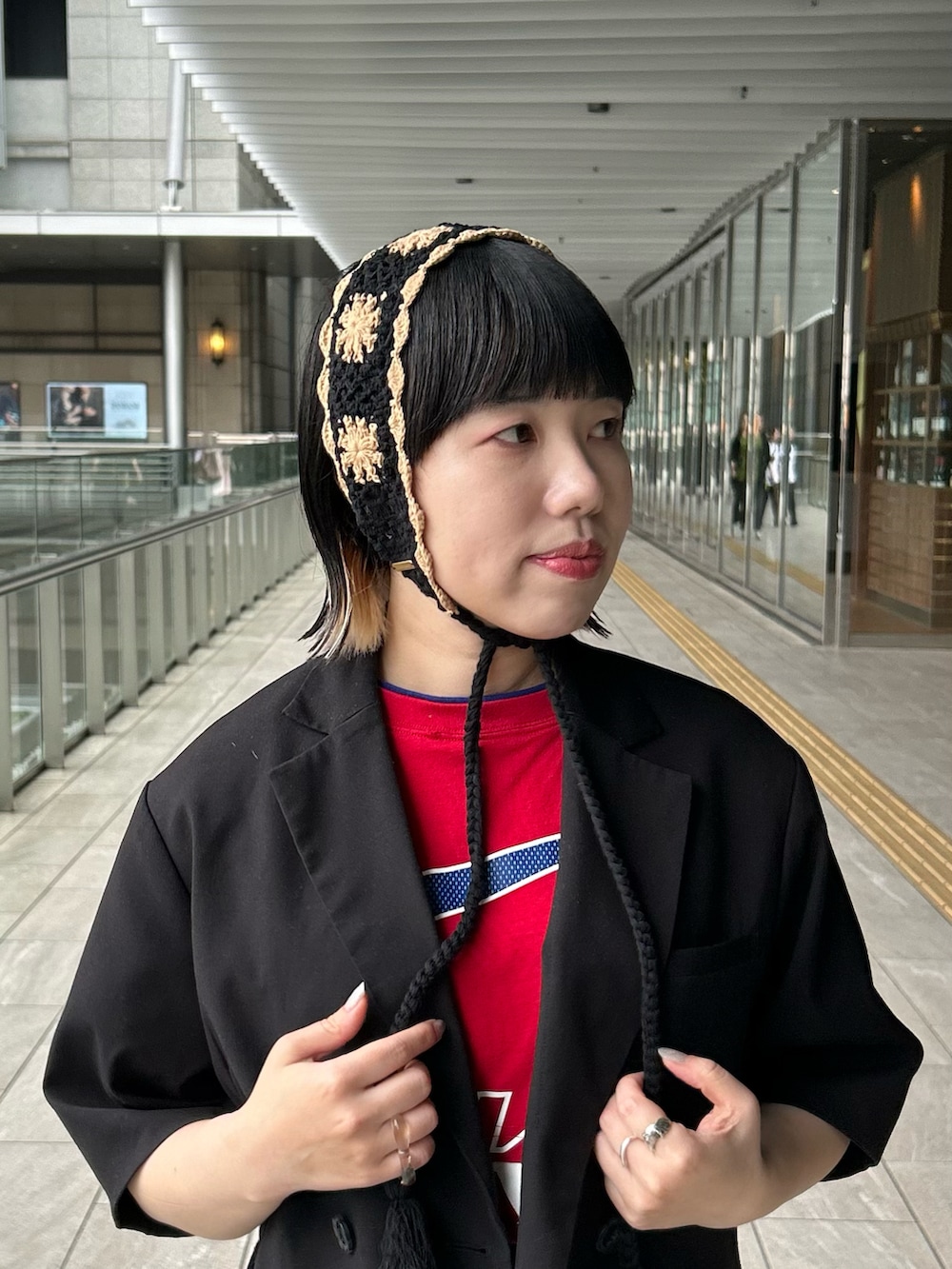 ブラック系のジャケット/アウター、ブラック系のヘアバンドを着用したレディースの夏コーディネートの2枚目の写真