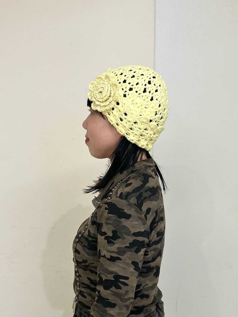 イエロー系のニットキャップ/ビーニーを着用したレディースの冬コーディネートの3枚目の写真