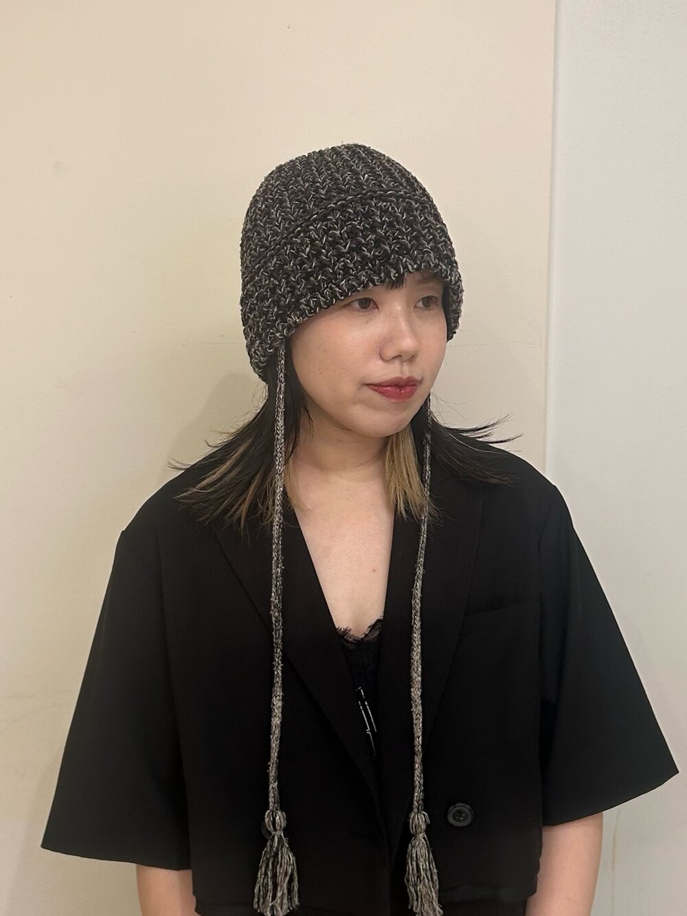 ブラック系のハットを着用したレディースの夏コーディネートの2枚目の写真