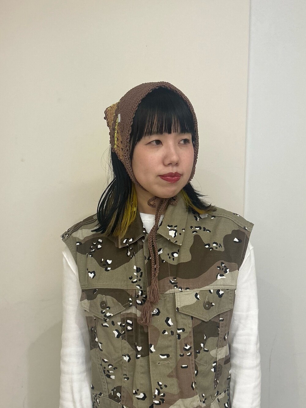 ブラウン系のキャップを着用したレディースの冬コーディネートの2枚目の写真