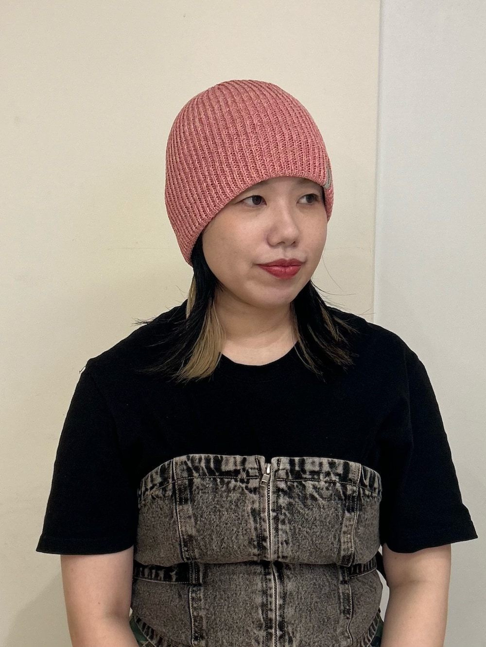 ピンク系のニットキャップ/ビーニーを着用したレディースの夏コーディネートの2枚目の写真