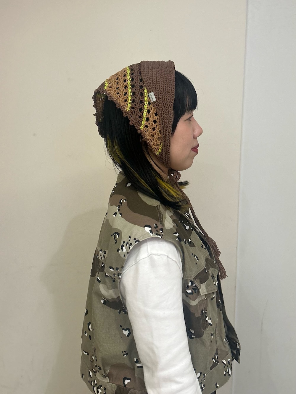 ブラウン系のキャップを着用したレディースの冬コーディネートの3枚目の写真