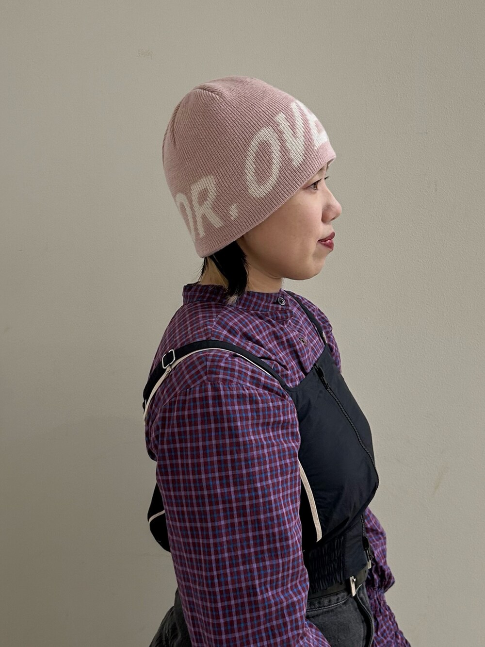 ピンク系のニットキャップ/ビーニーを着用したレディースの冬コーディネートの3枚目の写真