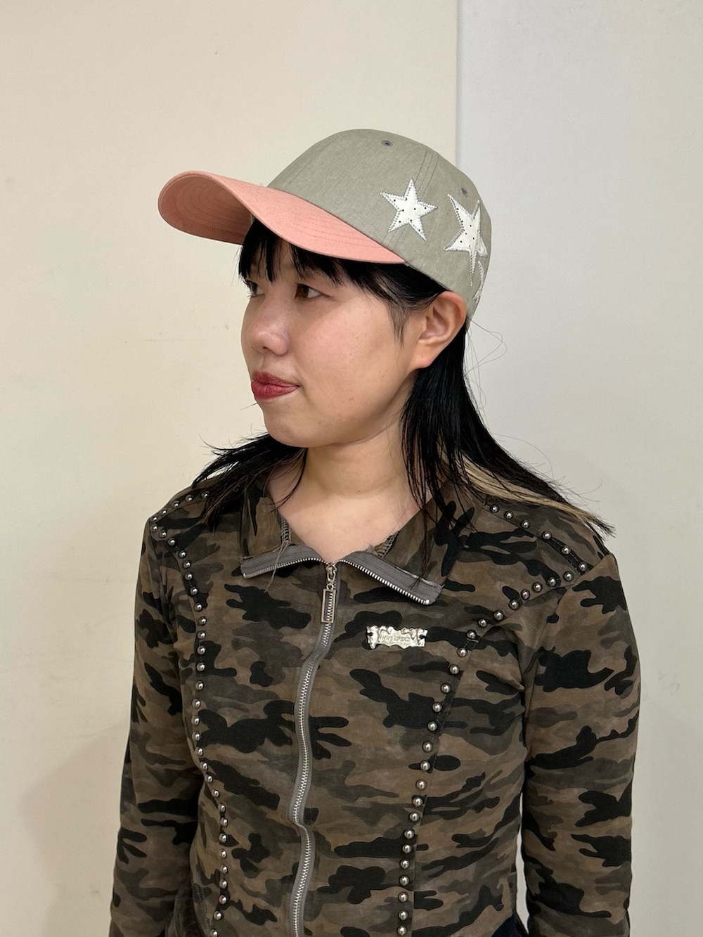 グレー系のキャップを着用したレディースの春コーディネートの2枚目の写真