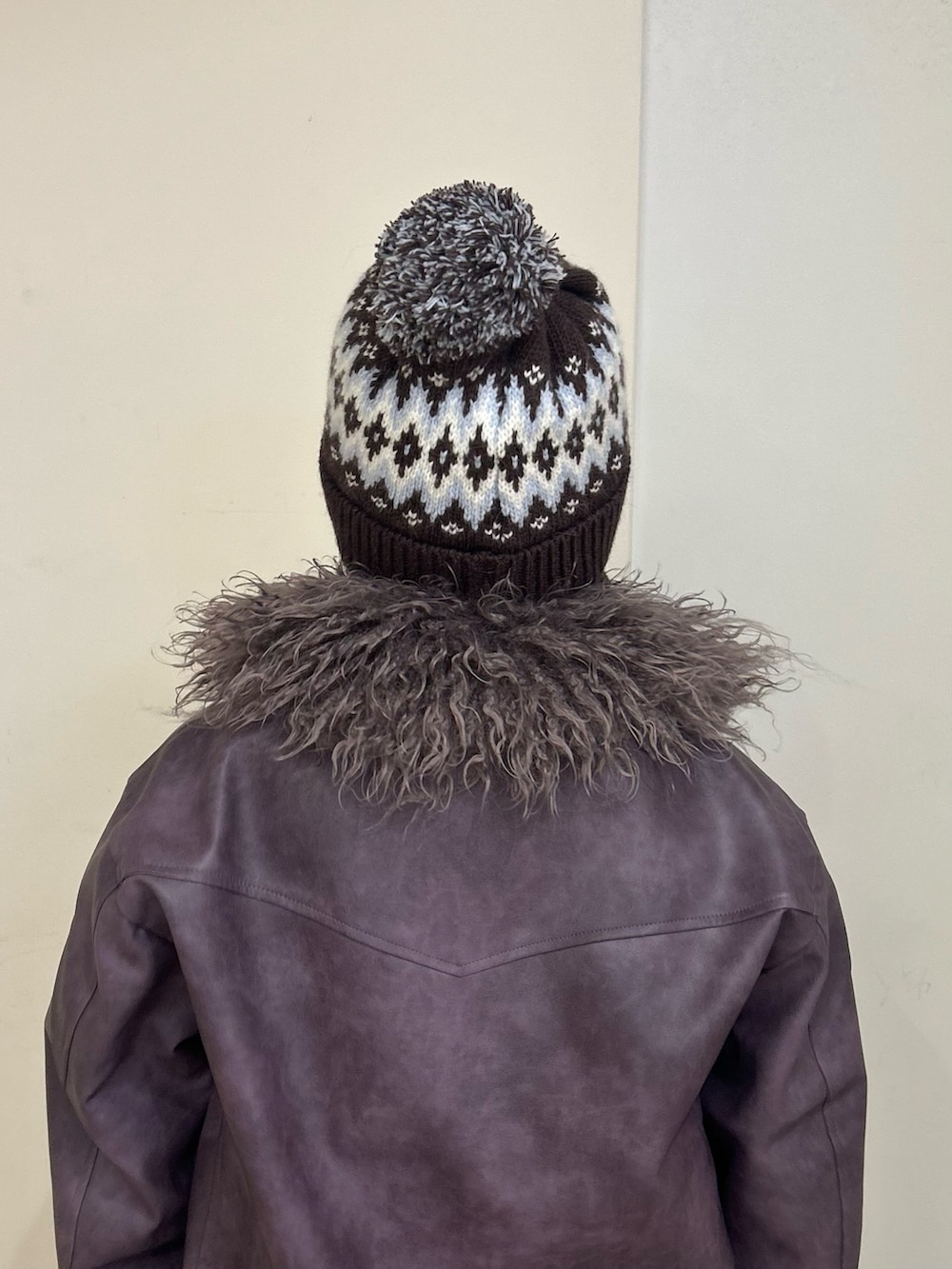 ブラウン系のニットキャップ/ビーニーを着用したレディースの秋コーディネートの4枚目の写真