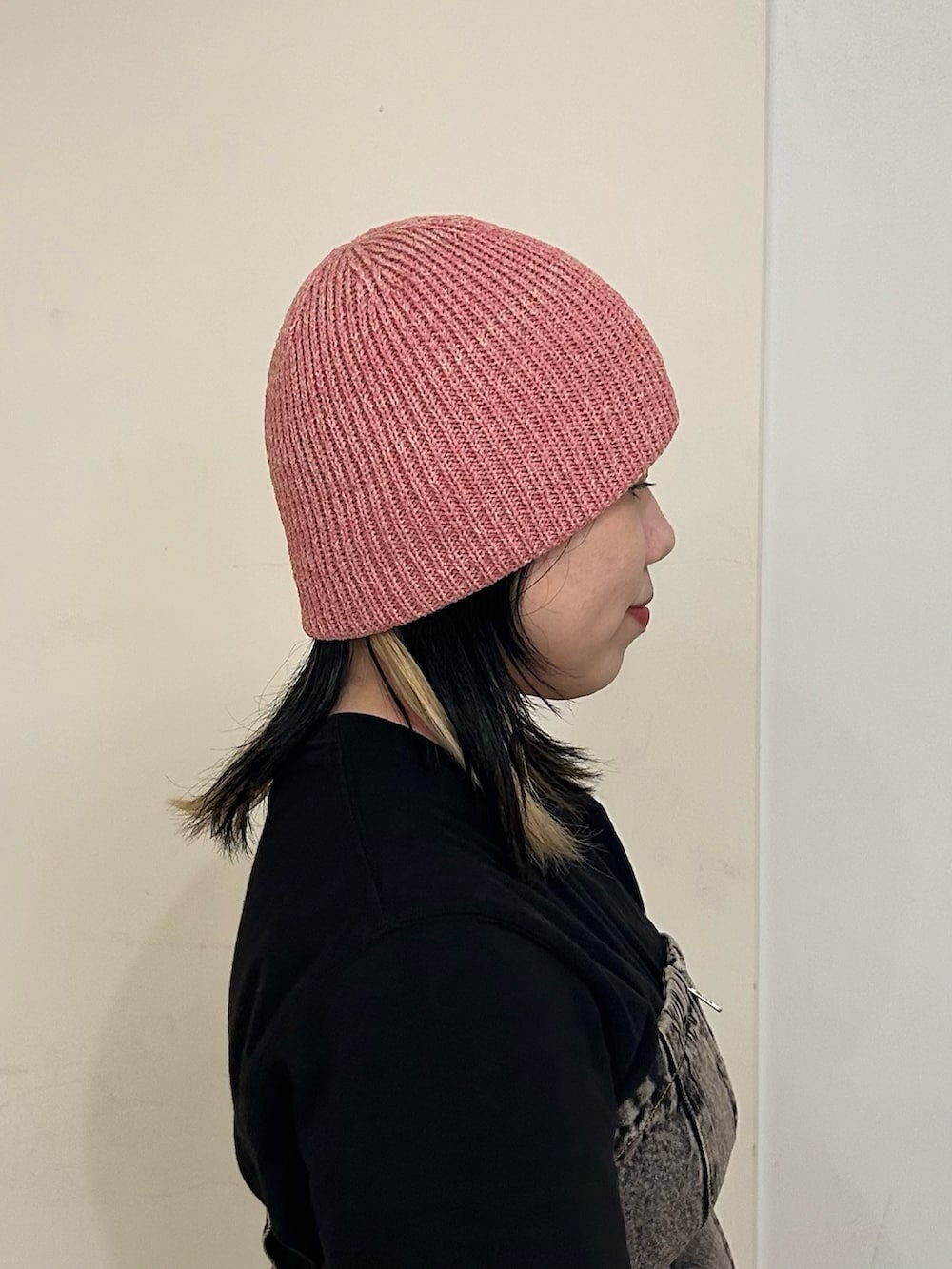 ピンク系のニットキャップ/ビーニーを着用したレディースの夏コーディネートの3枚目の写真
