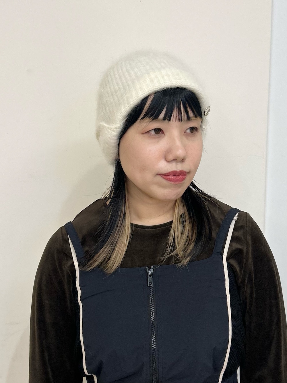 ホワイト系のニットキャップ/ビーニーを着用したレディースの秋コーディネートの2枚目の写真