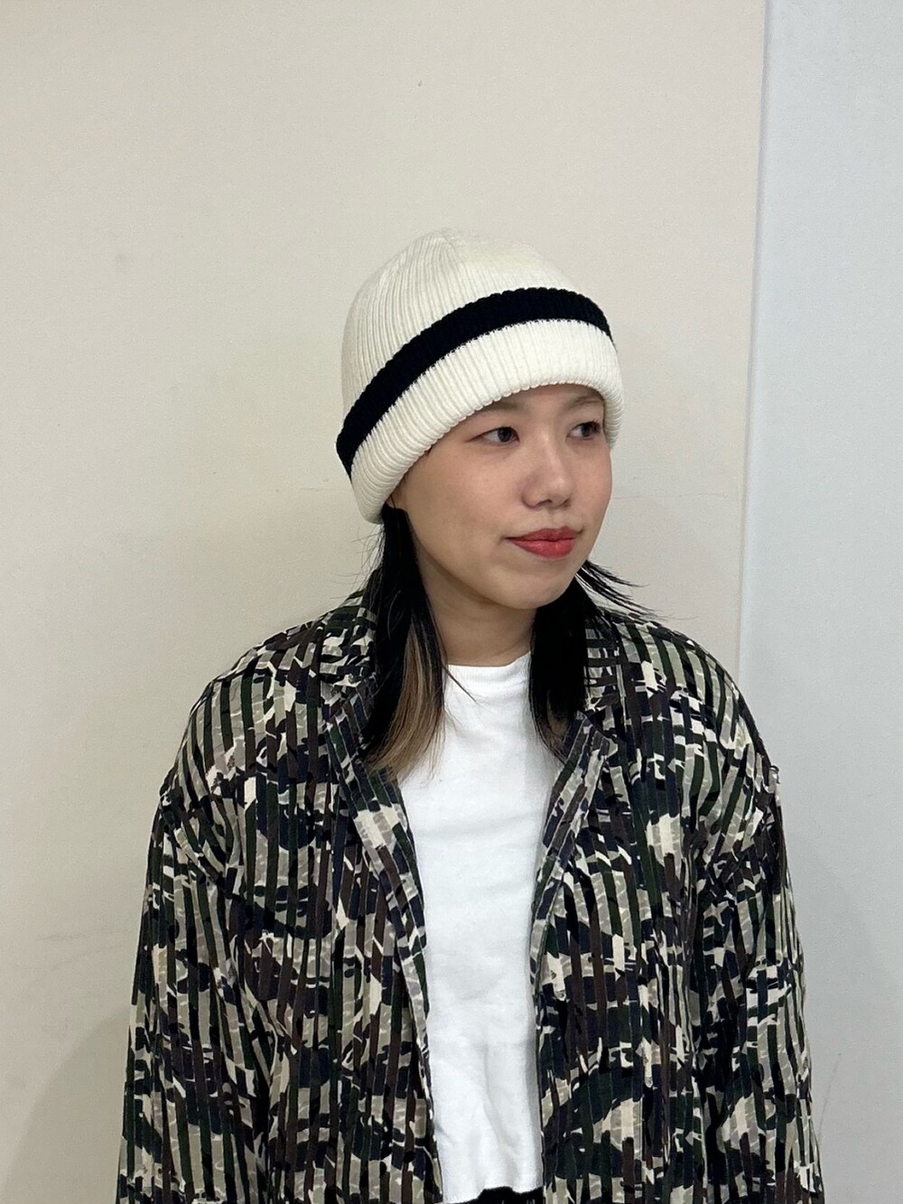 ホワイト系のニットキャップ/ビーニーを着用したレディースの秋コーディネートの2枚目の写真