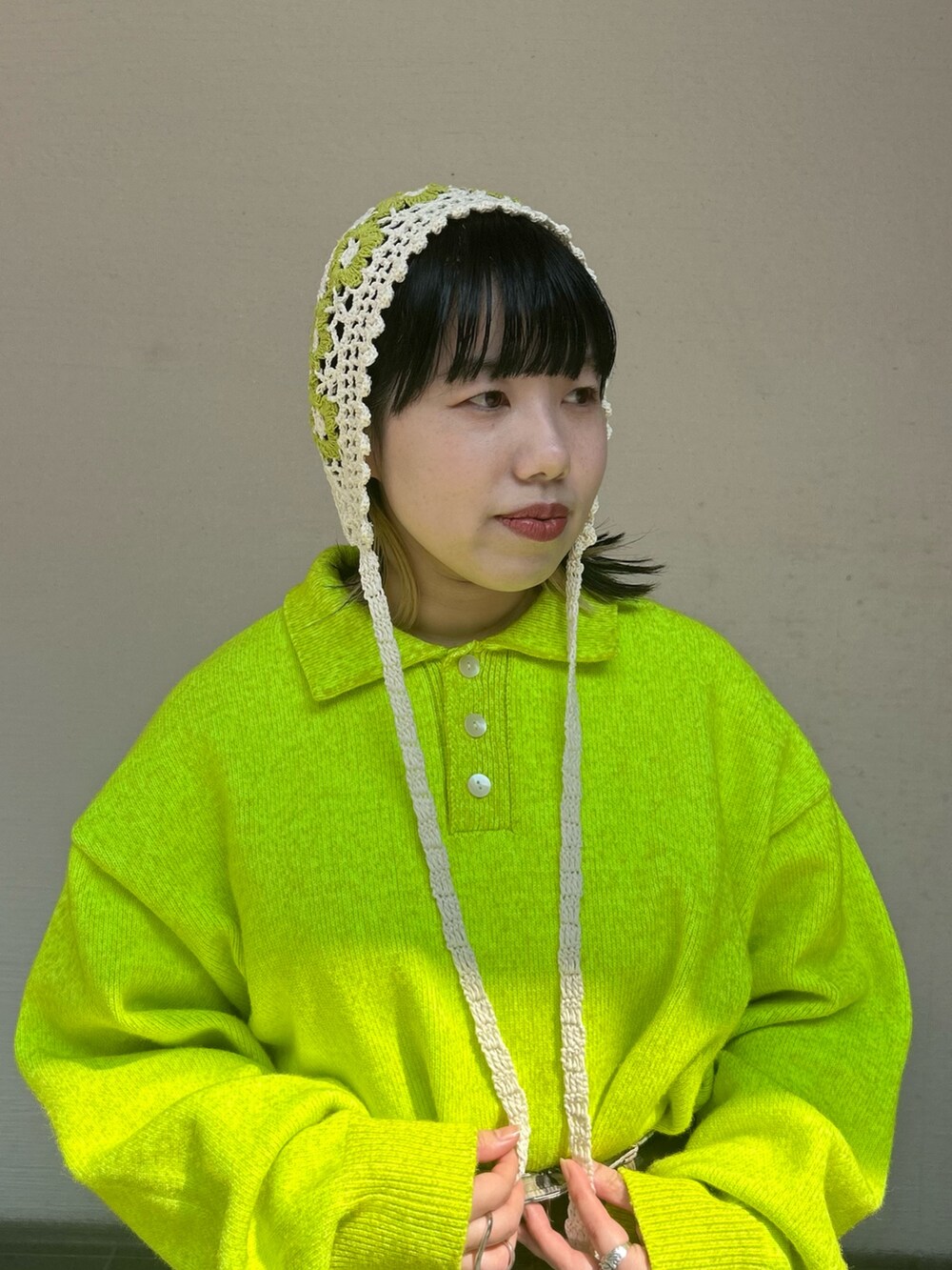 ホワイト系のハットを着用したレディースの春コーディネートの2枚目の写真