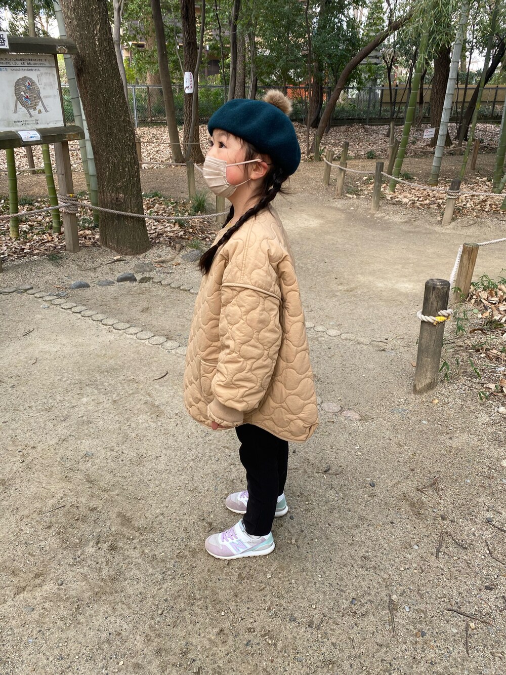 ベージュ系のジャケット/アウター、ブラック系のその他パンツ、パープル系のスニーカーを着用したキッズの冬コーディネートの2枚目の写真