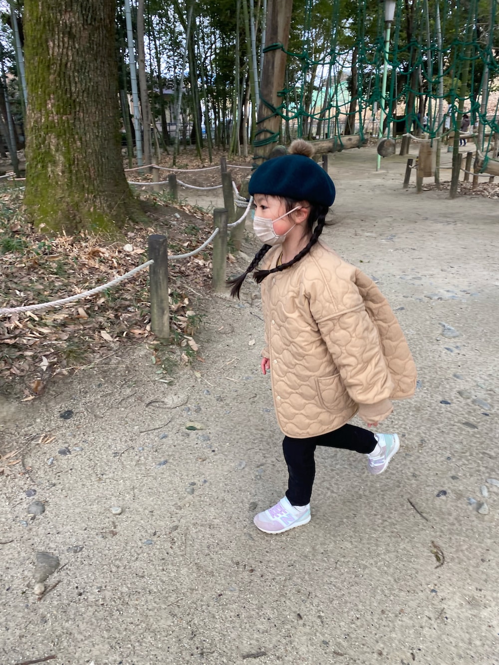 ベージュ系のジャケット/アウター、ブラック系のその他パンツ、パープル系のスニーカーを着用したキッズの冬コーディネートの3枚目の写真