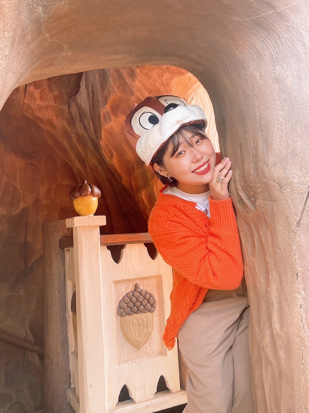 「ディズニー、ディズニーランド、ディズニーコーデ、チップとデール、チップとデールコーデ、カジュアルコーデ、スニーカー、スニーカーコーデ、スニーカー女子」｜「ANOTHER Sのケーブル編みダメージカーディガン（カーディガン/ボレロ、オレンジ系）」を使った、ぼーさん（レディース・150cm）の春コーディネートの3枚目の写真