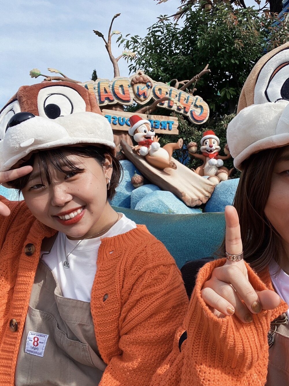 「ディズニー、ディズニーランド、ディズニーコーデ、チップとデール、チップとデールコーデ、カジュアルコーデ、スニーカー、スニーカーコーデ、スニーカー女子」｜「ANOTHER Sのケーブル編みダメージカーディガン（カーディガン/ボレロ、オレンジ系）」を使った、ぼーさん（レディース・150cm）の春コーディネートの4枚目の写真