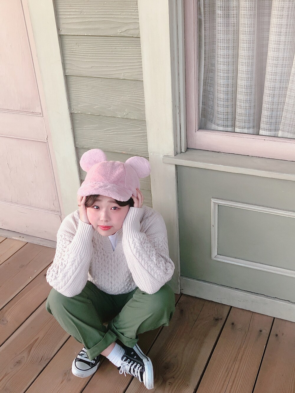 ブラック系のスニーカー、ブラック系のジャケット/アウター、グリーン系のチノパンツを着用したレディースの春コーディネートの2枚目の写真