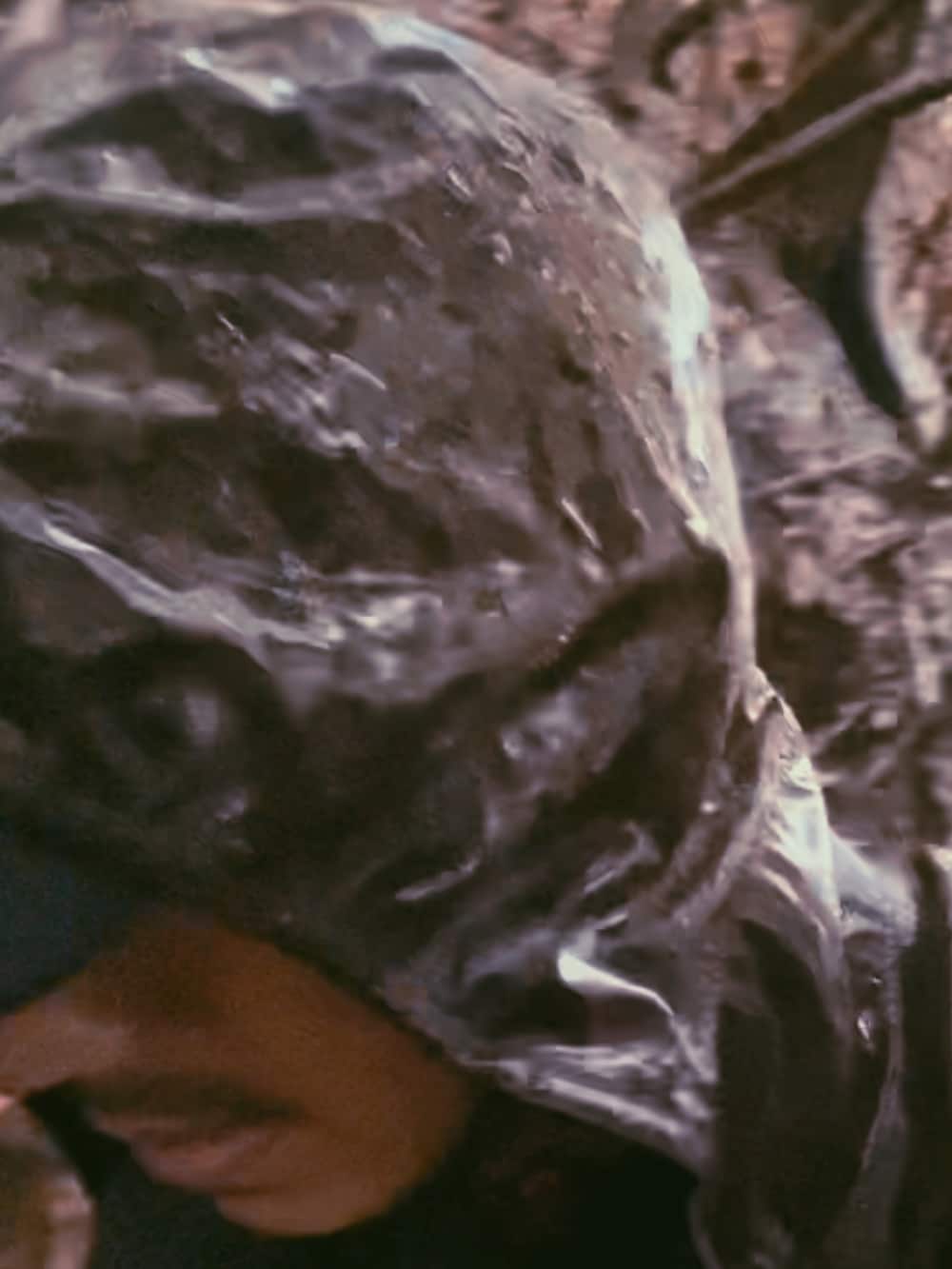 グレー系のトップス、グレー系のバックパック/リュック、ブラック系のアウトドアグッズを着用したメンズの秋コーディネートの3枚目の写真