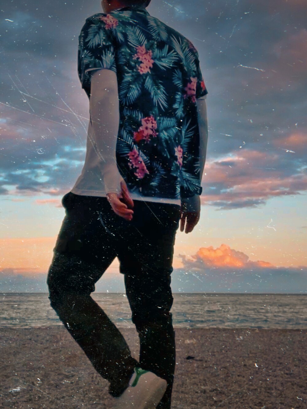 その他のシャツ/ブラウス、グリーン系のカーゴパンツ、ホワイト系のTシャツ/カットソーを着用したメンズの夏コーディネートの2枚目の写真