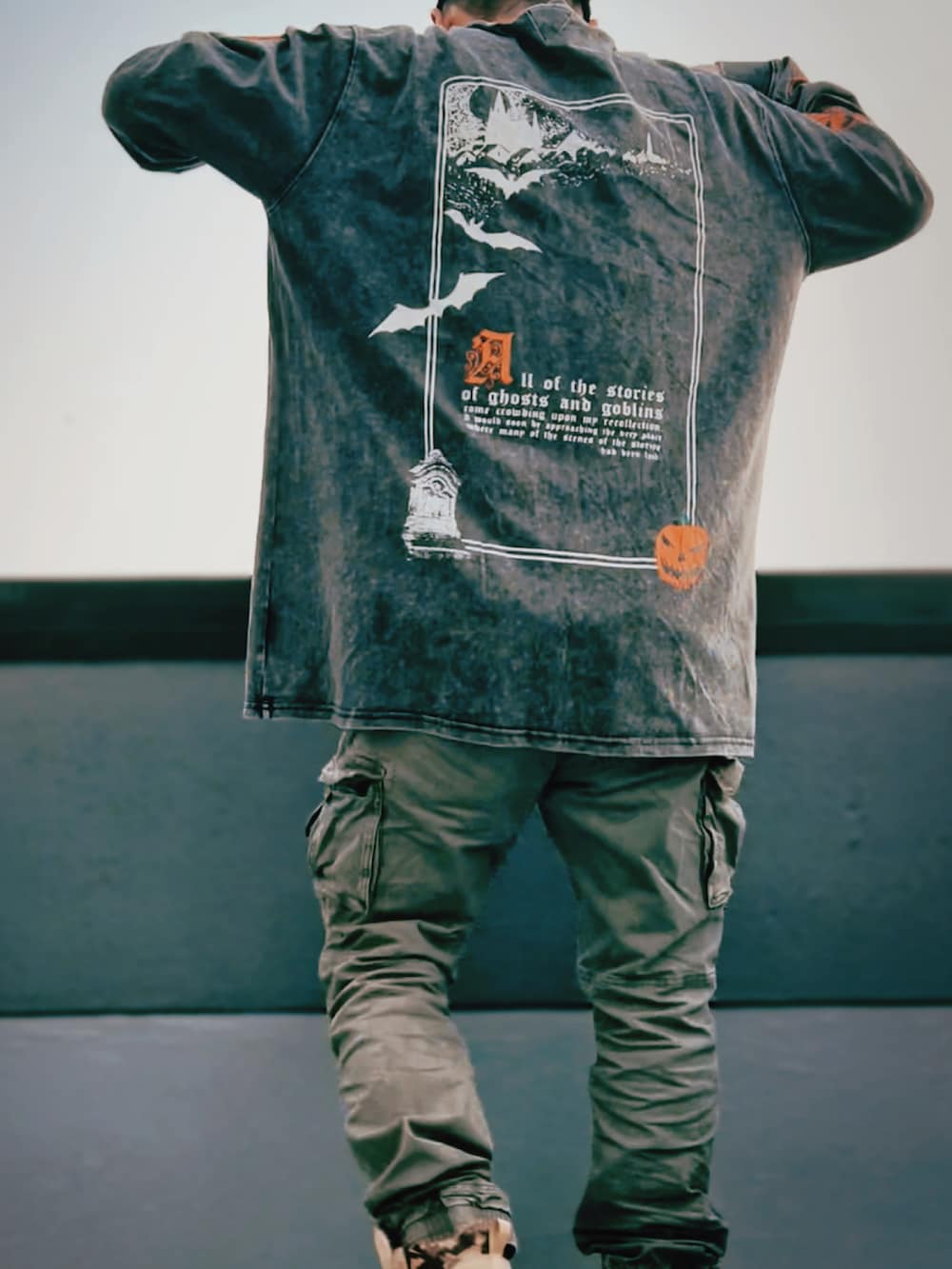 グレー系のTシャツ/カットソー、グリーン系のカーゴパンツ、ベージュ系のスニーカーを着用したメンズの秋コーディネートの4枚目の写真