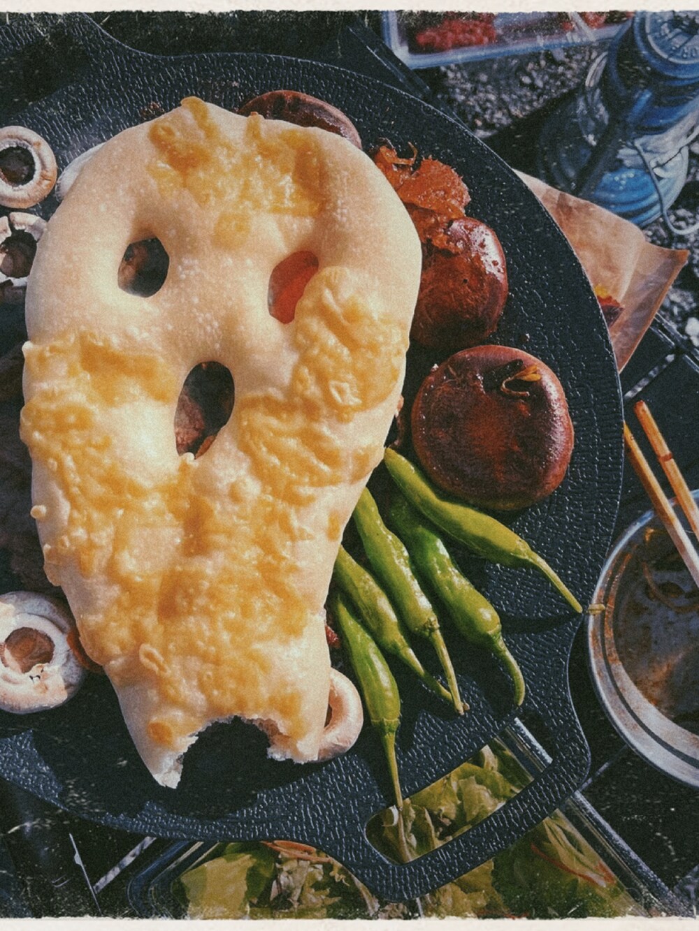 グレー系のTシャツ/カットソー、グリーン系のカーゴパンツを着用したメンズの秋コーディネートの5枚目の写真